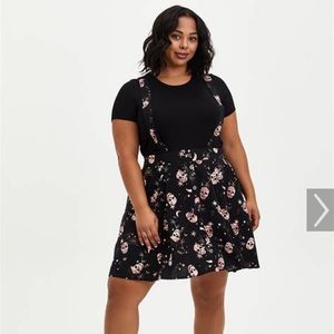 Torrid Black Skull Challis Skirtall  Torrid size 1 or 1X